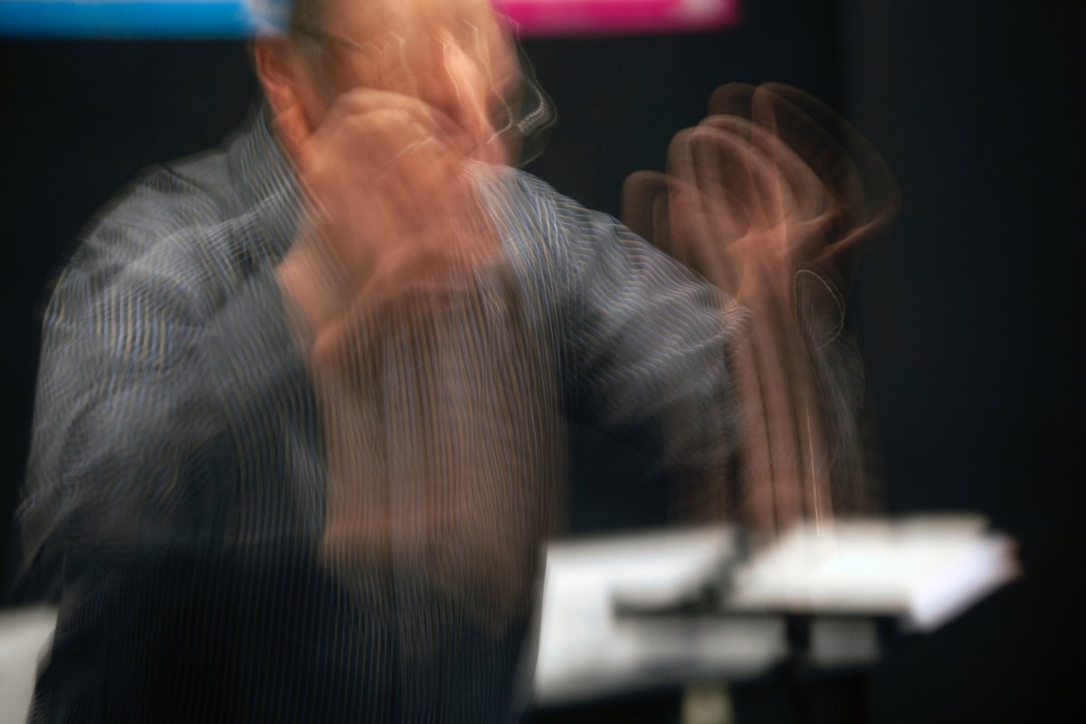 How to give a cue: preparation and release for orchestra and singers